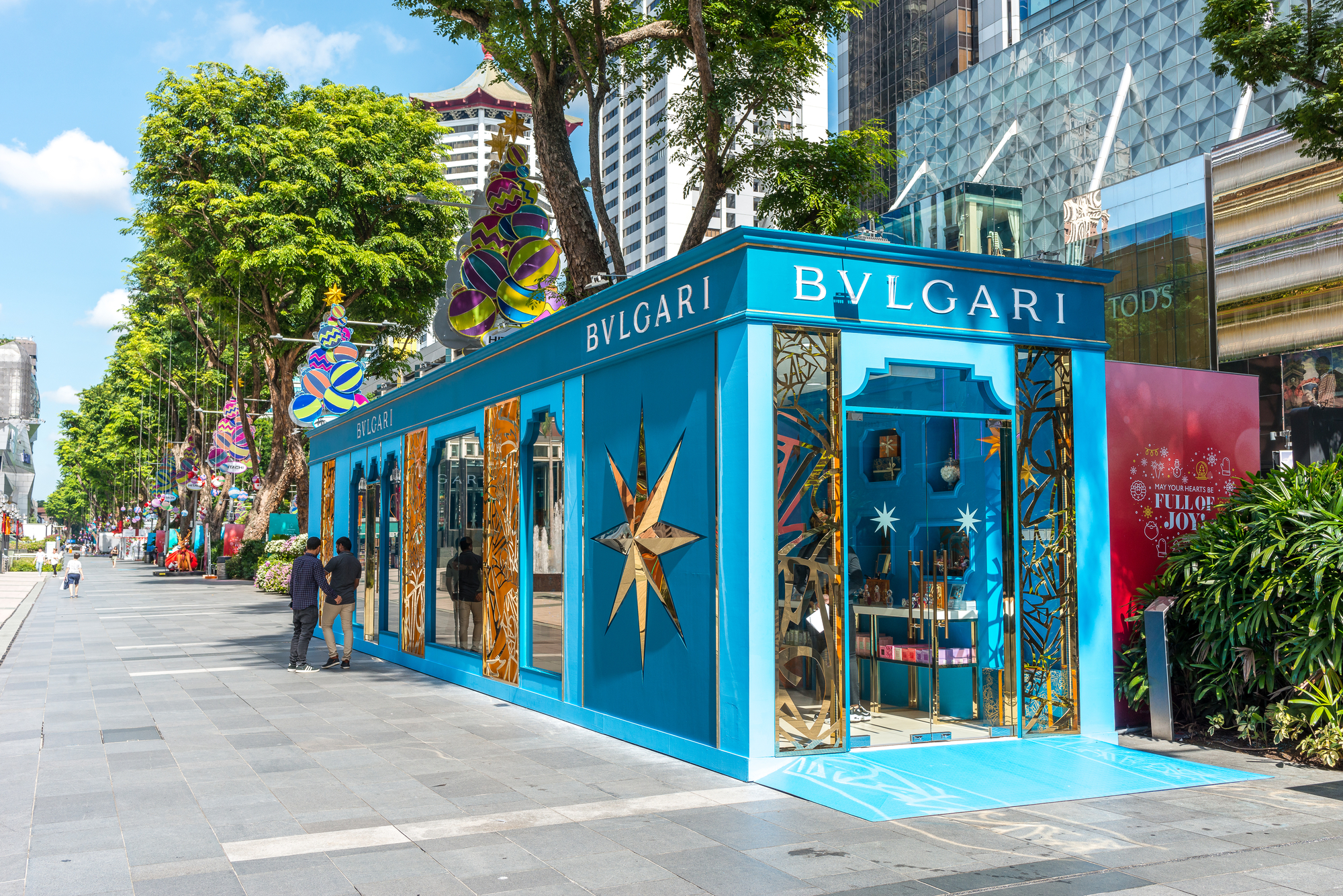 Magasin pop-up Bvlgari dans le centre commercial Orchard Road ION, Singapour. Fête de Noël — Image de jeromequek